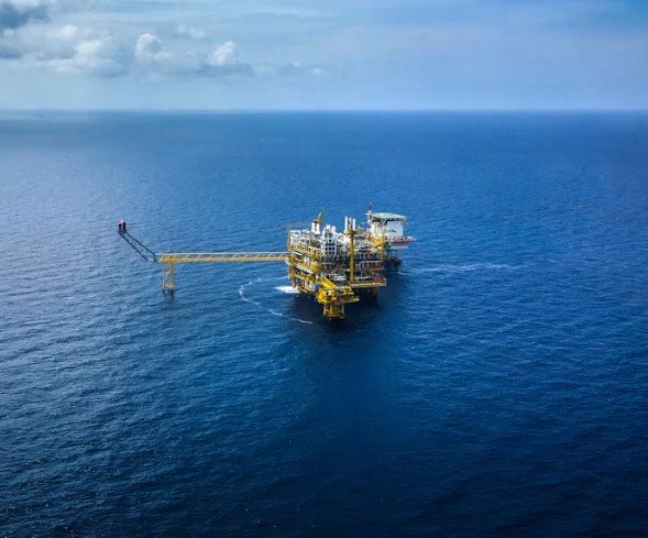 Oil Prices Fall as Traders Weigh Middle East Supply Risks and US Sanctions Plans